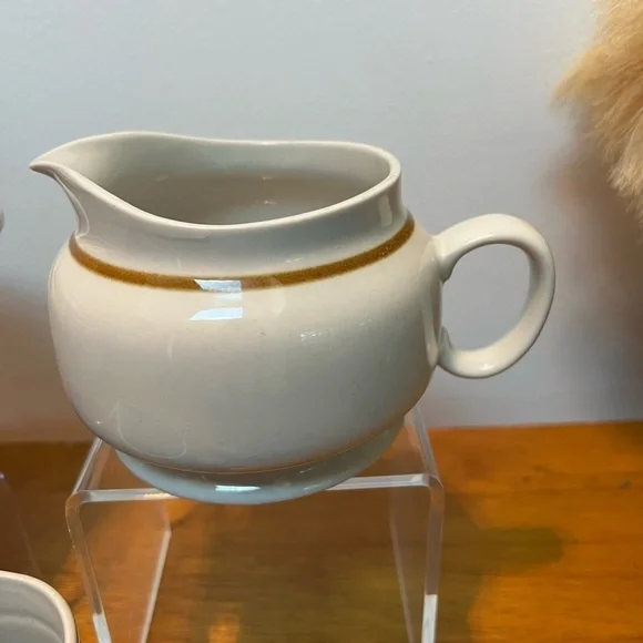 Lot of vintage stoneware Japan, saucer pot with lid and creamer